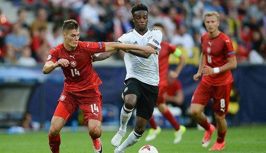 包含捷克队在欧预赛中运气不佳，陷入困境的词条