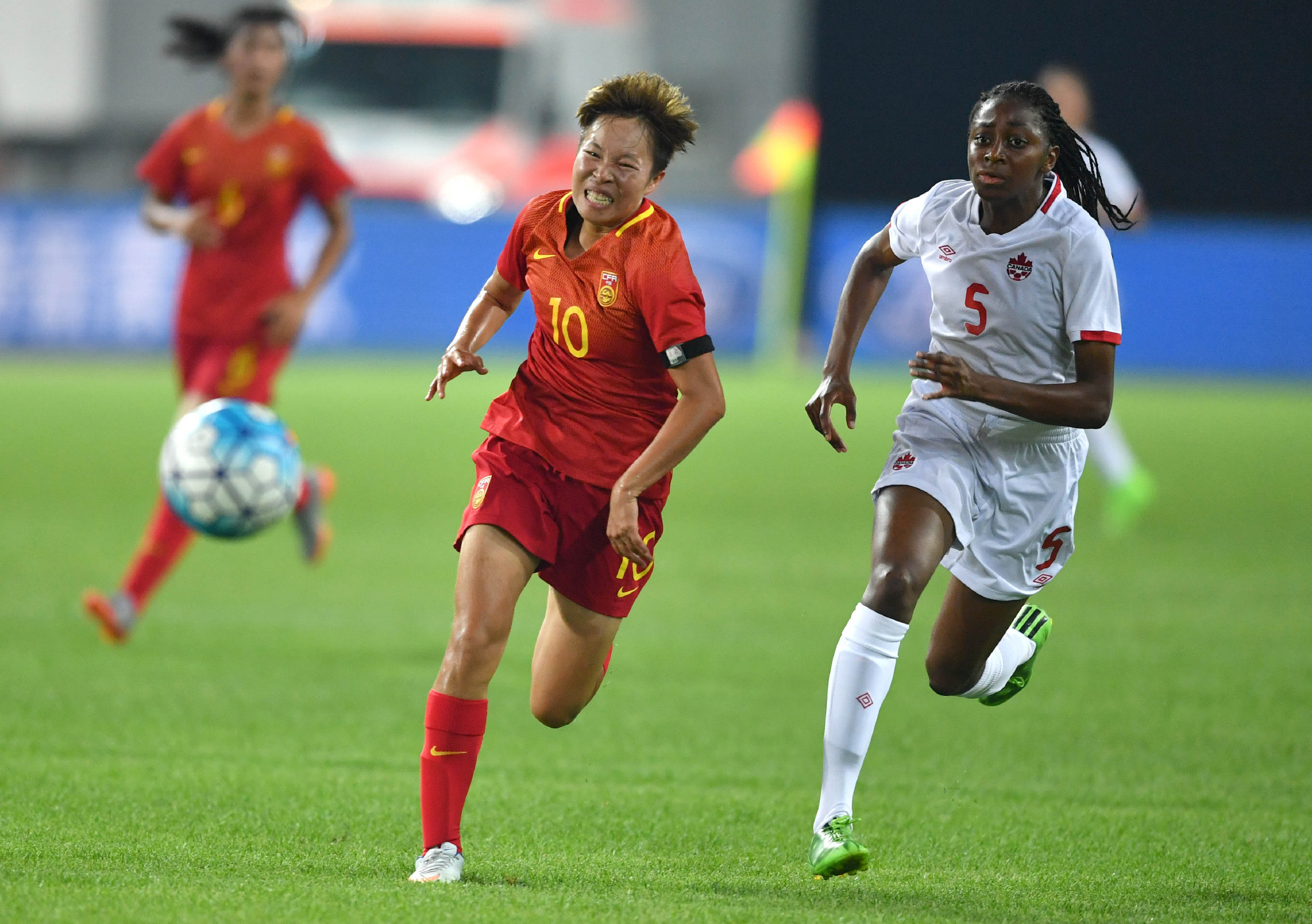 开云体育APP下载-足球联赛国内赛场：女队球员勇夺胜利的简单介绍