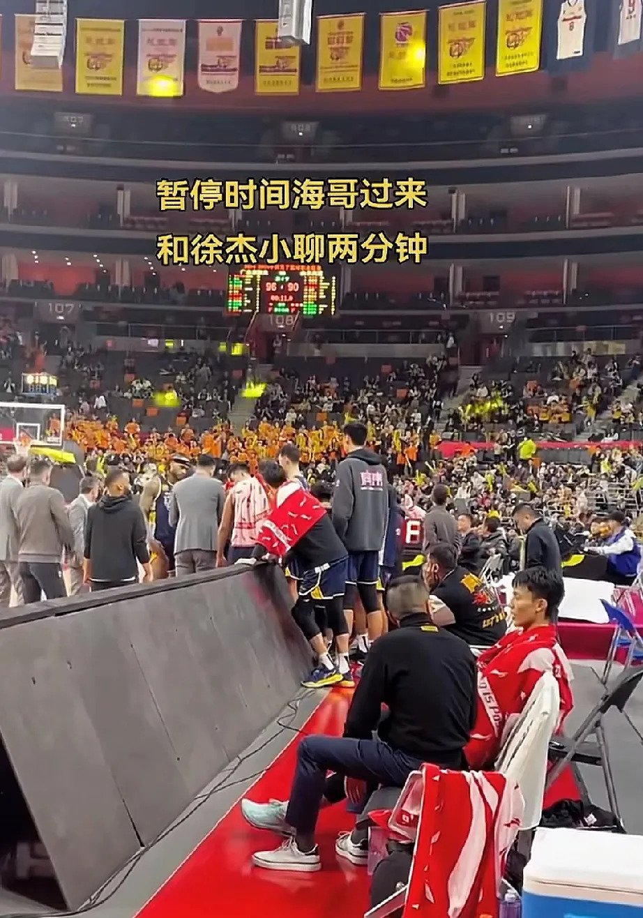 关于篮球巨星光临主场，球迷热情高涨的信息