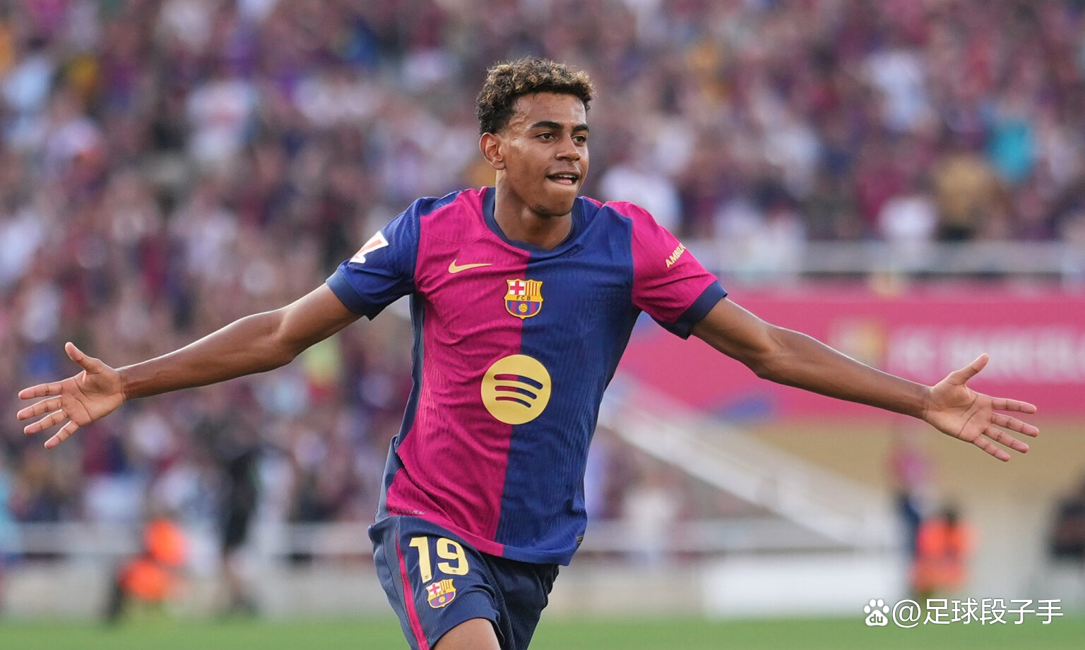 开云体育在线-英格兰前锋状态稳定，备受期待