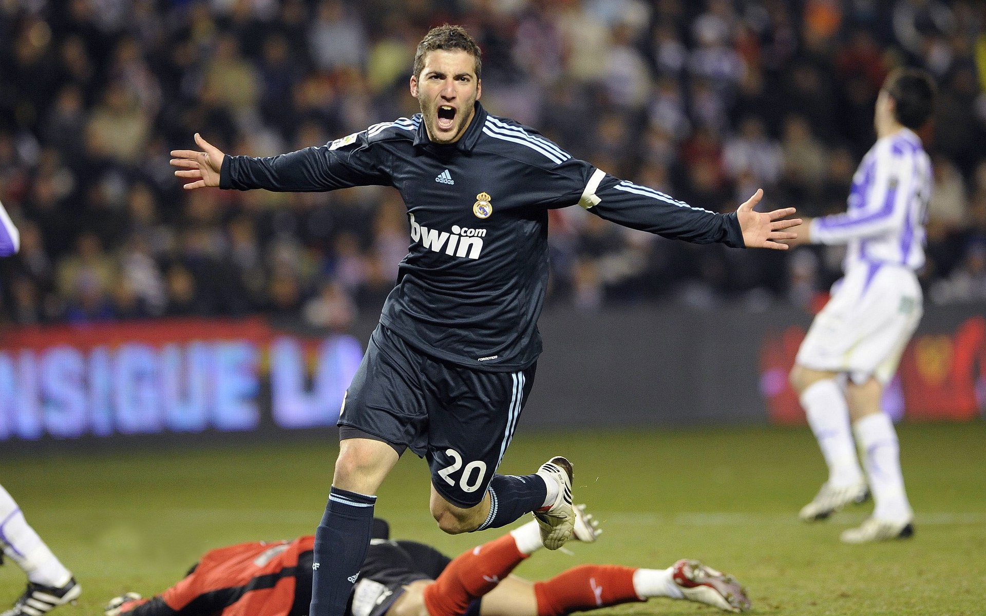 开云体育平台APP-窒息式防守！卡瓦哈尔抢七之夜，一记杀人诛心的抢断如何改写冠军天平？