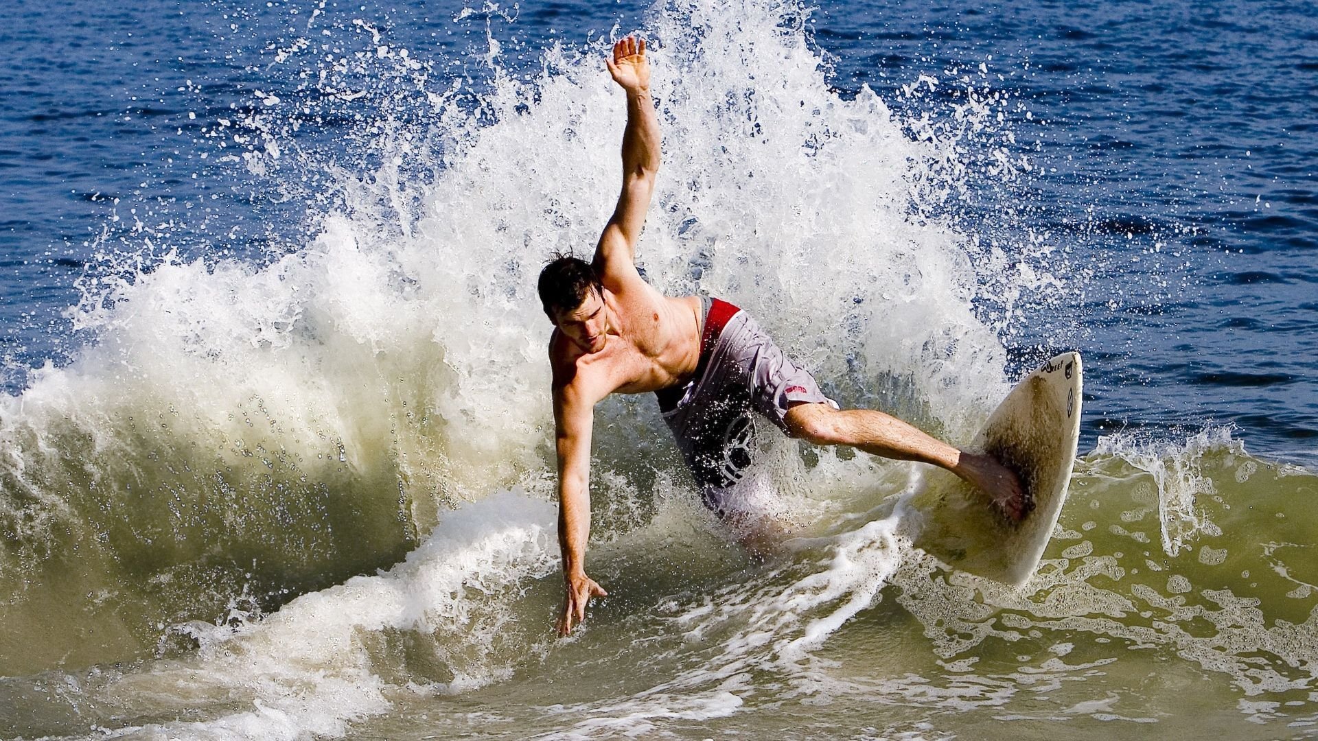 开云体育入口-王牌对决！萨拉赫天神下凡，以一敌众撕裂曼城防线，诠释何为压制级发挥