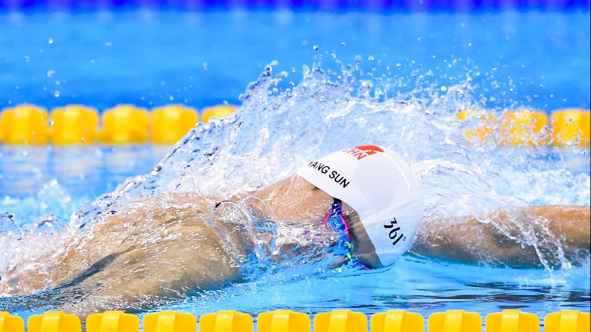 当那不勒斯的湛蓝遇见委内瑞拉的酒红,穆勒一记非常规点燃的,何止是赛场